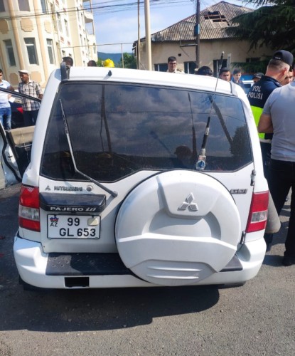 Qaxda QƏZA: Ər və arvad yaralandı (FOTO)