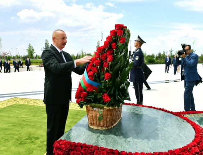 İlham Əliyev Daşkənddə Müstəqillik abidəsini ziyarət etdi - YENİLƏNİB (FOTOLAR)