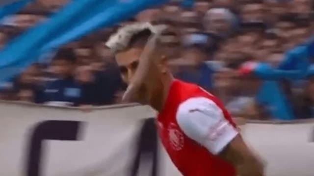 Fernandezin üzünə çiy balıq atdılar