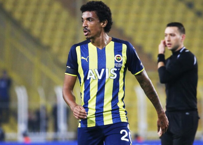 Braziliyalı futbolçu "Fənərbağça"dan ayrıldı