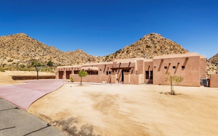 Borcunu ödəmək üçün evini satdı - FOTO