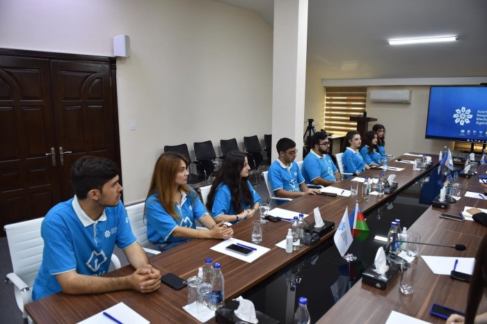 Əhməd İsmayılov könüllülərlə görüşdü - FOTO