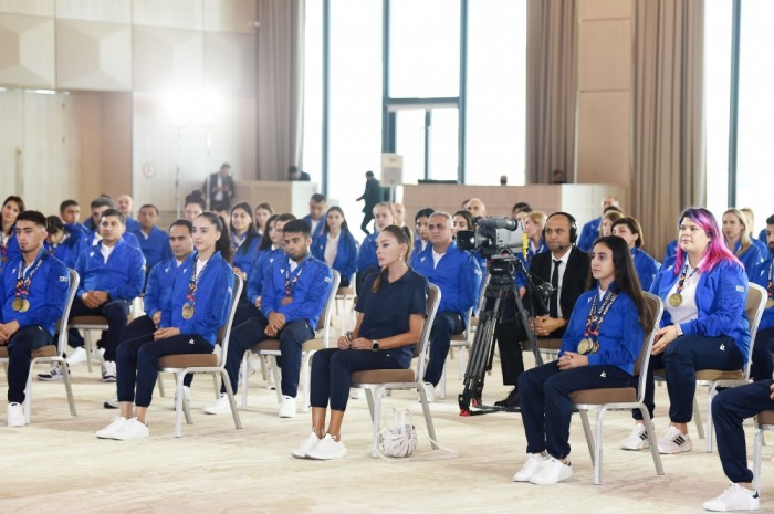 Prezident və xanımı medal qazanan idmançılarla görüşdülər - FOTOLAR (YENİLƏNİB)