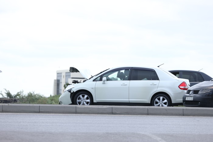Bakıda "London taksi"si ilə “Nissan” toqquşdu - FOTO