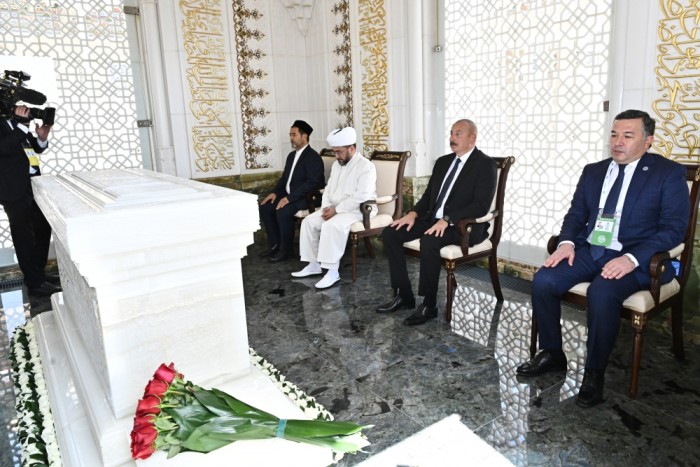 Prezident İslam Kərimovun məqbərəsini ziyarət edib 