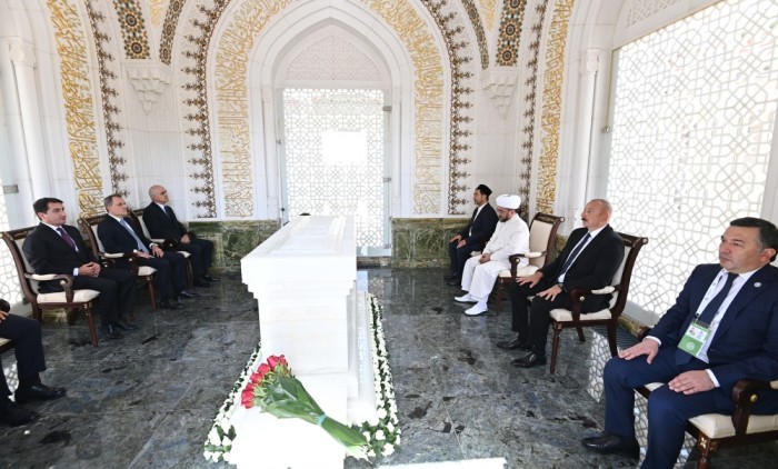 Prezident İslam Kərimovun məqbərəsini ziyarət edib 