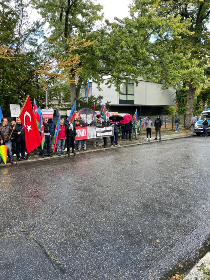 Azərbaycan icması Berlində Ermənistan səfirliyi önündə piket keçirib - FOTO