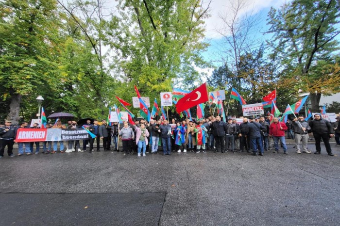 Azərbaycan icması Berlində Ermənistan səfirliyi önündə piket keçirib - FOTO