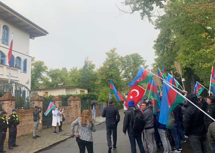 Azərbaycan icması Berlində Ermənistan səfirliyi önündə piket keçirib - FOTO