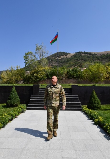 İlham Əliyev Laçın şəhərində Azərbaycan Bayrağını ucaldıb - FOTOLAR