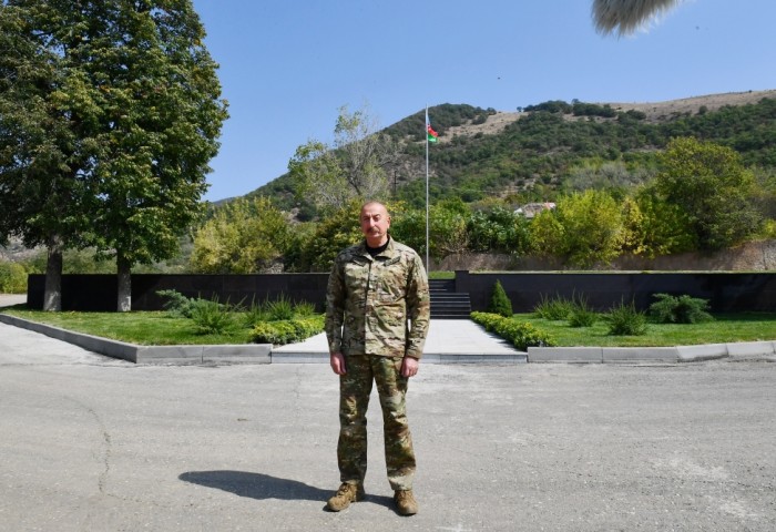 İlham Əliyev Laçın şəhərində Azərbaycan Bayrağını ucaldıb - FOTOLAR