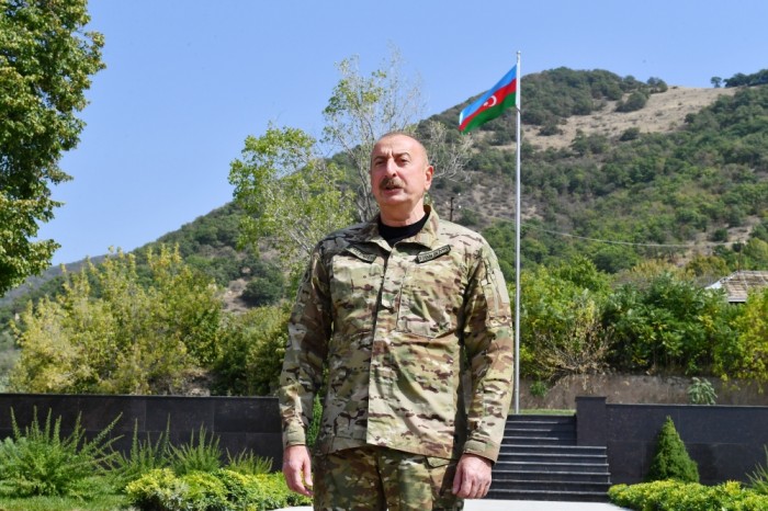 İlham Əliyev Laçın şəhərində Azərbaycan Bayrağını ucaldıb - FOTOLAR