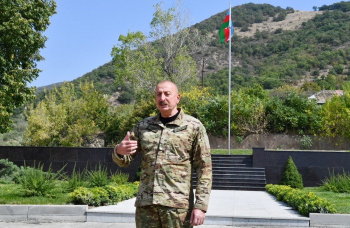 İlham Əliyev Laçın şəhərində Azərbaycan Bayrağını ucaldıb - FOTOLAR