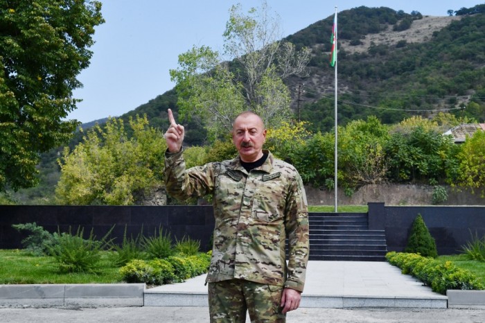 İlham Əliyev Laçın şəhərində Azərbaycan Bayrağını ucaldıb - FOTOLAR