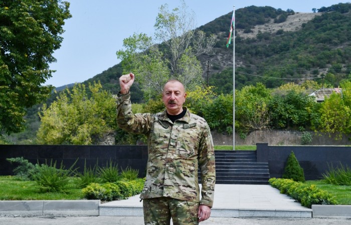 İlham Əliyev Laçın şəhərində Azərbaycan Bayrağını ucaldıb - FOTOLAR