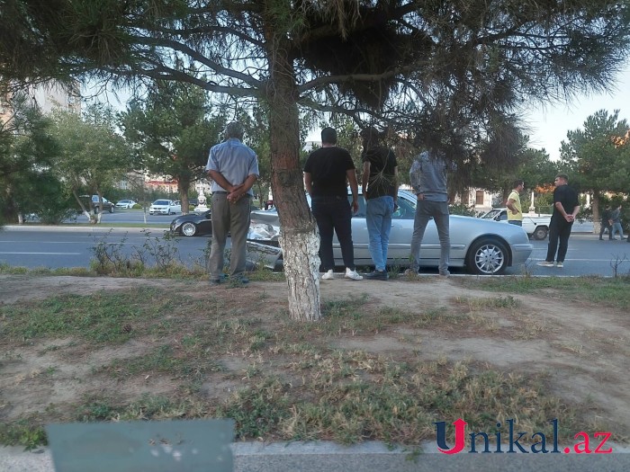 Sumqayıtda avtomobil yoldan çıxaraq agaca çırpıldı - FOTO