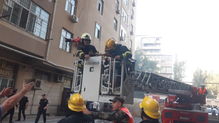 Bakıda binadakı yanğın zamanı 2 nəfər xəsarət alıb - YENİLƏNİB