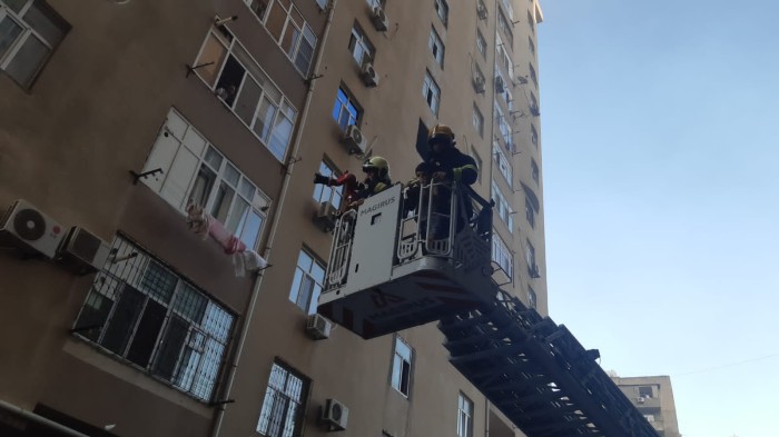 Bakıda binadakı yanğın zamanı 2 nəfər xəsarət alıb - YENİLƏNİB
