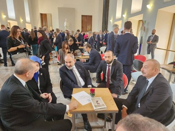Liderlərin görüşündə masada olan kitabın adı diqqət çəkdi - FOTO