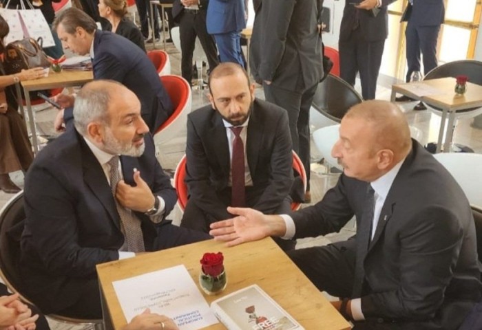 Liderlərin görüşündə masada olan kitabın adı diqqət çəkdi - FOTO