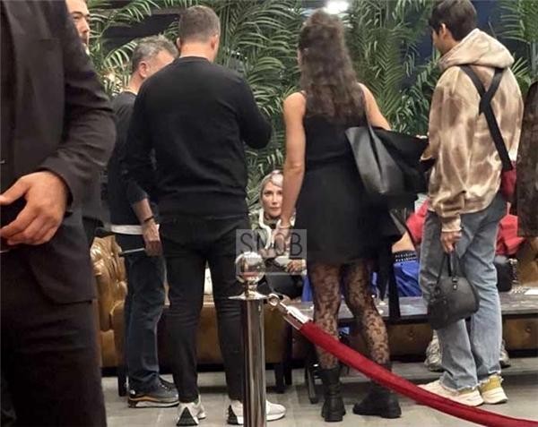 Hande Yener səhnədə huşunu itirdi - FOTO