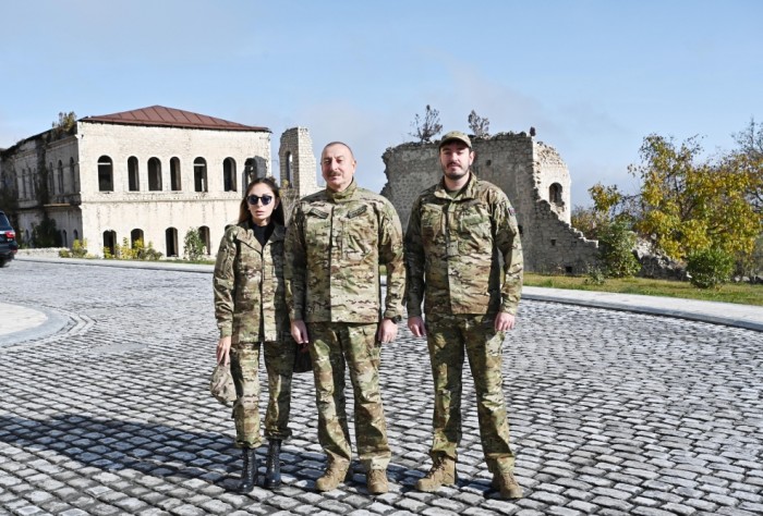 İlham Əliyev xanımı və oğlu ilə birlikdə Şuşada - FOTOLAR (YENİLƏNİB)