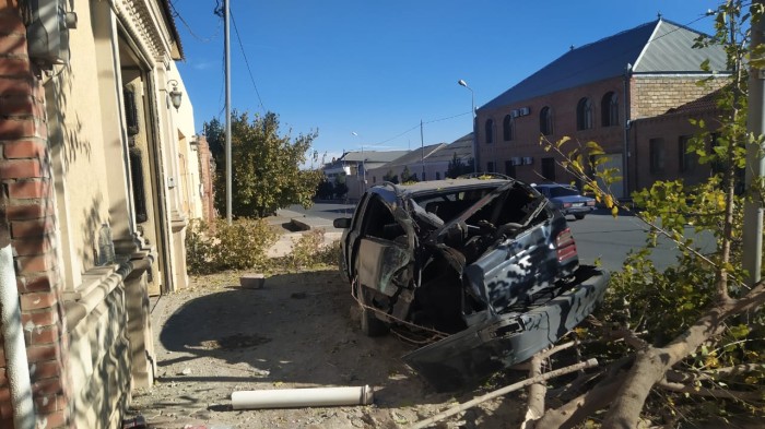 Gəncədə "Mercedes " evə çırpıldı - FOTO