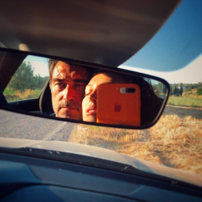 50 yaşlı aktyor yeni sevgilisi ilə - FOTO