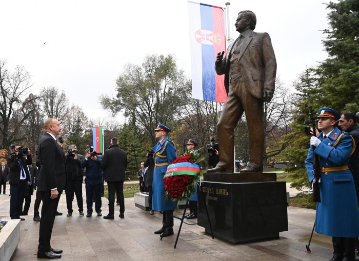 İlham Əliyev Belqradda Heydər Əliyevin və Milorad Paviçin abidələrini ziyarət ETDİ - FOTO
