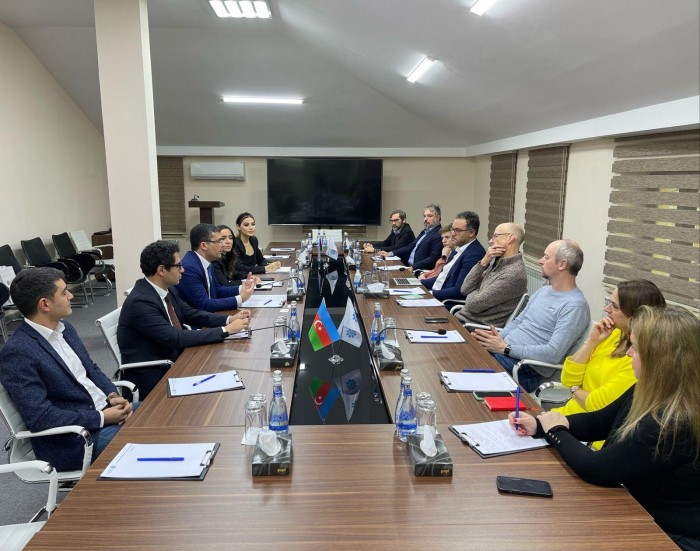 Əhməd İsmayılov xarici jurnalistlərlə görüşdü 