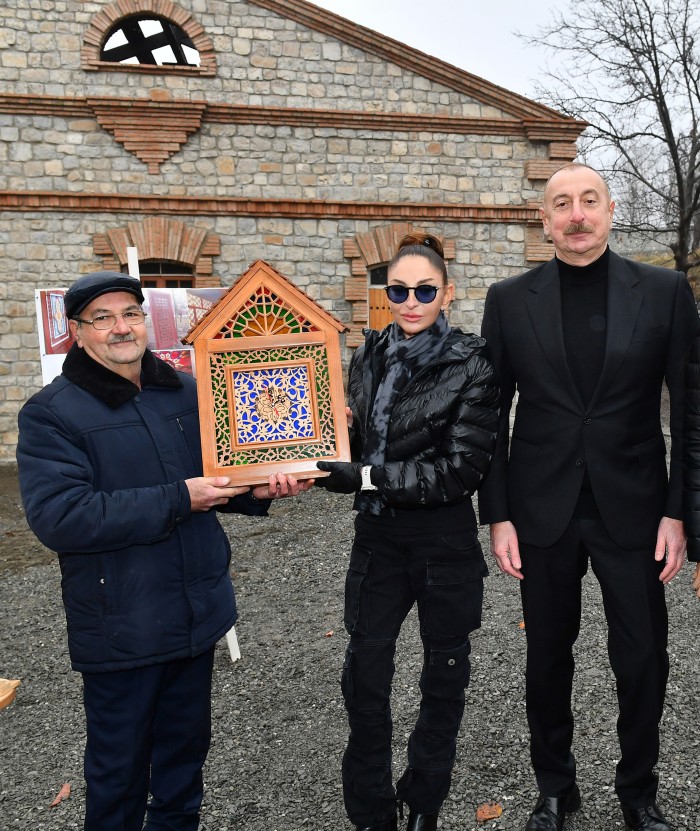 Prezident və xanımı "Yuxarı Baş” ərazisində aparılan işlərlə tanış oldu -YENİLƏNİB (FOTO)