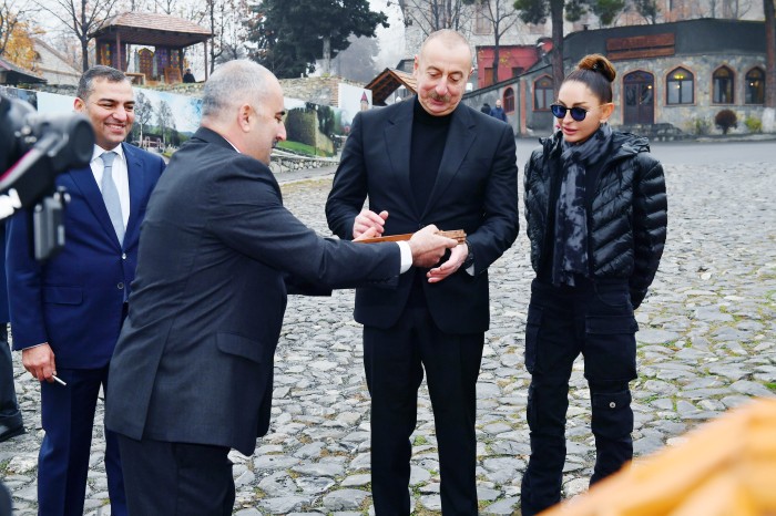 Prezident və xanımı "Yuxarı Baş” ərazisində aparılan işlərlə tanış oldu -YENİLƏNİB (FOTO)