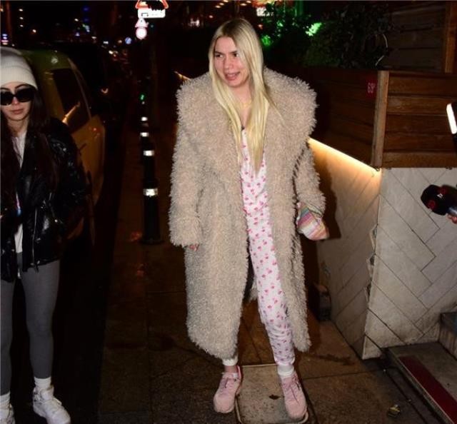Aleyna Tilki pijama ilə küçəyə çıxdı - FOTO/VİDEO