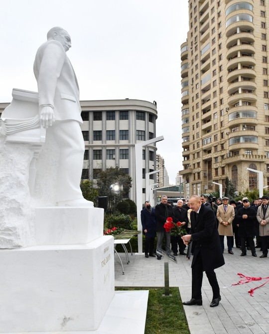 İlham Əliyev bəstəkar Tofiq Quliyevin abidəsinin açılışında iştirak etdi - FOTOLAR (YENİLƏNİB)