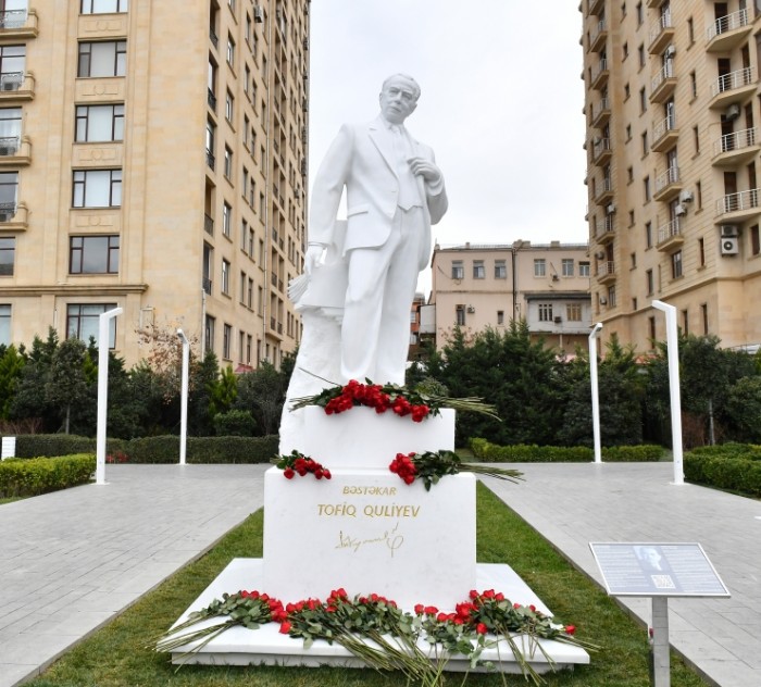 İlham Əliyev bəstəkar Tofiq Quliyevin abidəsinin açılışında iştirak etdi - FOTOLAR (YENİLƏNİB)