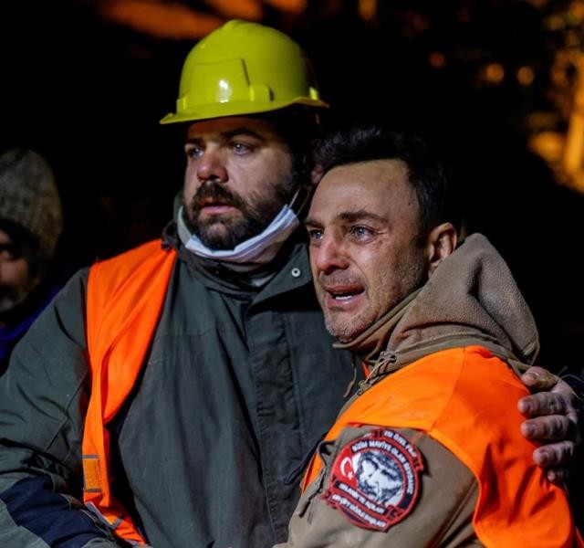 Aktyor da xilasetmə işlərində iştirak edir - FOTO