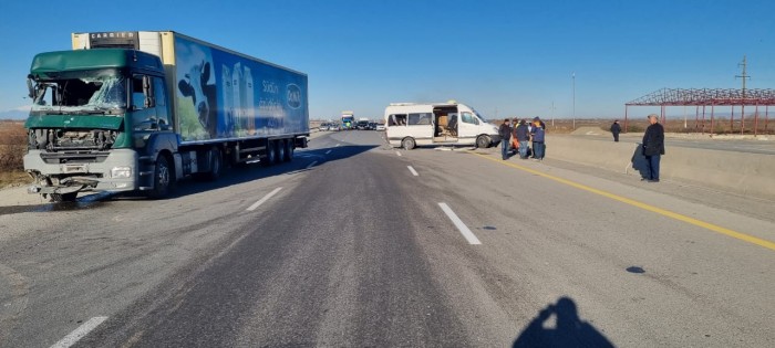 Ucarda mikroavtobus TIR-la toqquşdu - Ölən və yaralılar var (YENİLƏNİB)