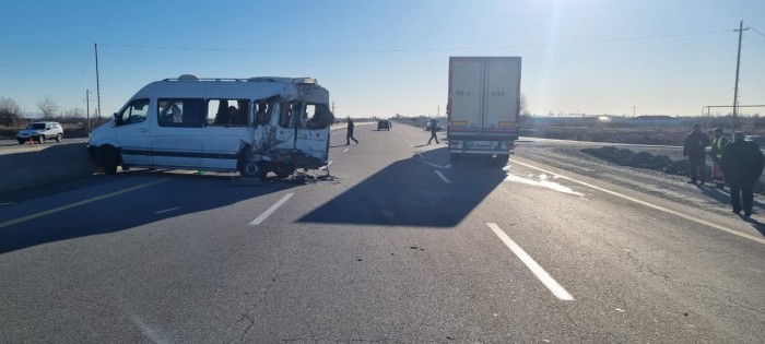 Ucarda mikroavtobus TIR-la toqquşdu - Ölən və yaralılar var (YENİLƏNİB)