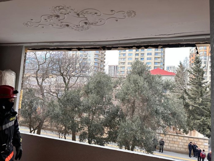Bakıda yaşayış binasında partlayış oldu - VİDEO