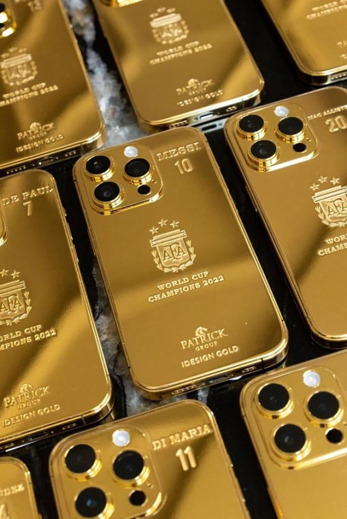 Messi komanda yoldaşları üçün qızıl "iPhone" sifariş etdi - FOTO