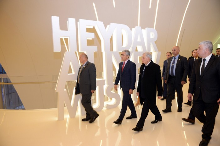 İraq Prezidenti Heydər Əliyev Mərkəzi ilə tanış olub - FOTO