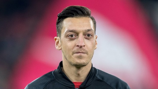 Mesut Özil karyerasını başa vurdu 