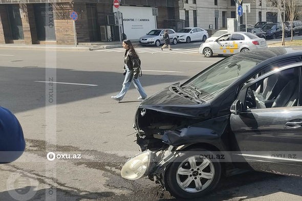 Bakıda QƏZA: "Mercedes" ticarət mərkəzinə girdi - FOTOLAR
