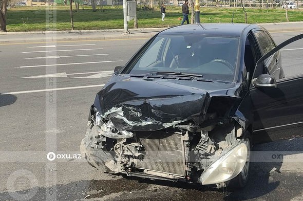 Bakıda QƏZA: "Mercedes" ticarət mərkəzinə girdi - FOTOLAR