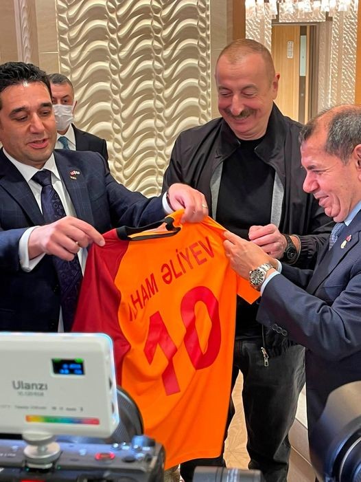 İlham Əliyevə "Qalatasaray" forması hədiyyə edildi - FOTO