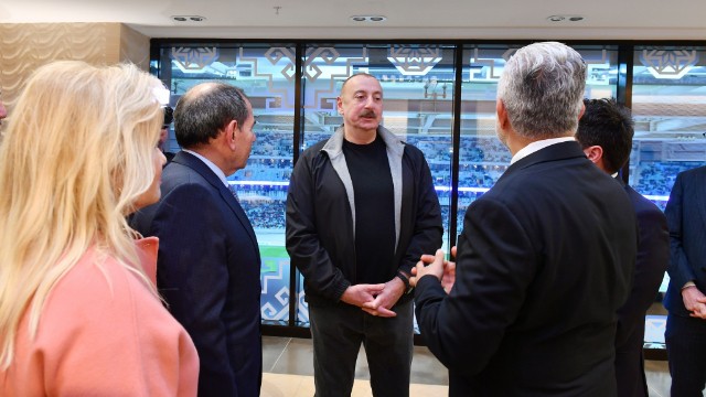 İlham Əliyevə "Qalatasaray" forması hədiyyə edildi - FOTO