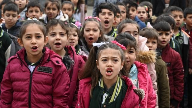 Zəlzələdən 49 gün sonra məktəbə getdilər - FOTOLAR