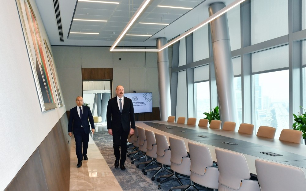 İlham Əliyev Əmlak Məsələləri Dövlət Xidmətinin binasının açılışında - FOTOLAR