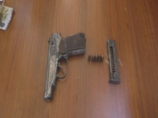 Üzərində “Makarov” gəzdirən və məktəbdən oğurluq edən şəxslər saxlanıldı - FOTO