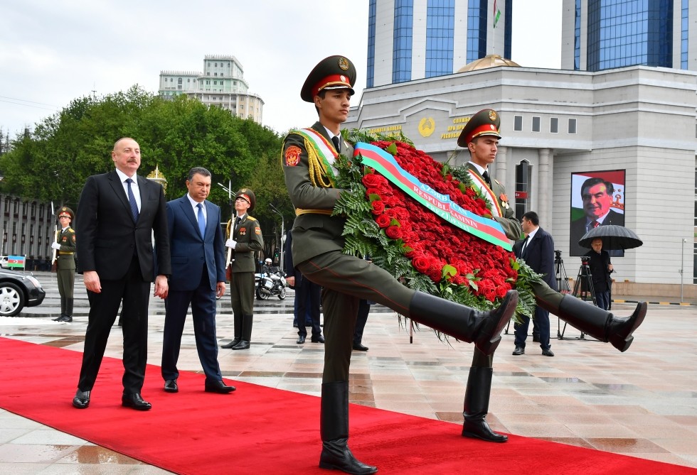 Prezident Düşənbədə İsmoili Somoni abidəsini ziyarət edib 